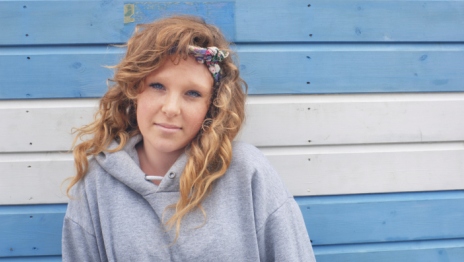 Female student with curly hair: Breaking barriers to alternative education