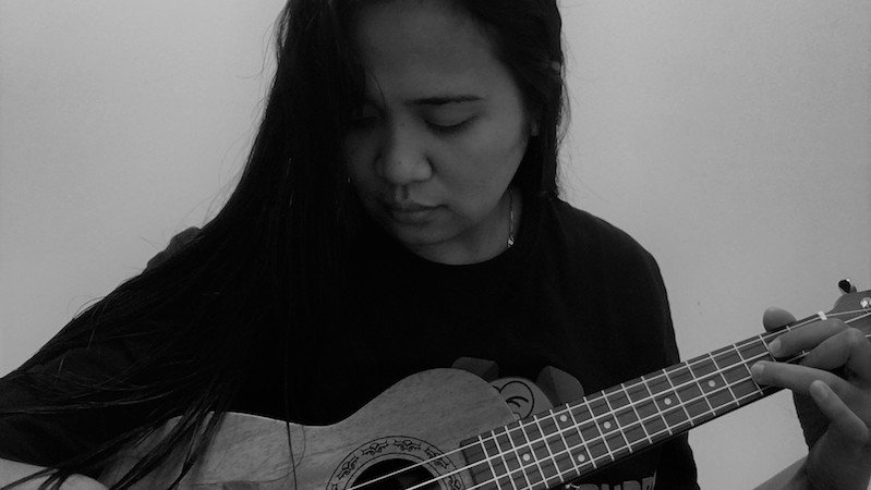  Eunike Gegung playing eukelele