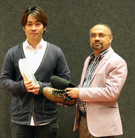 Dr Hanatsu Nagano and supervisor Dr Rezaul Begg with the insoles Dr Nagano designed.