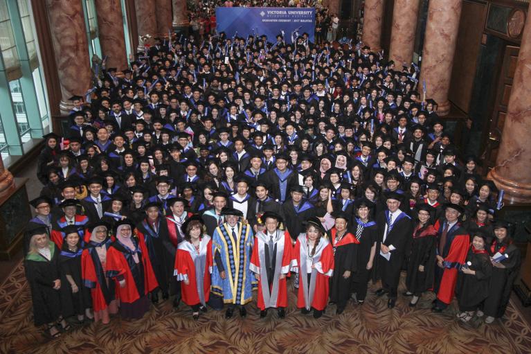  A crowd of hundreds pose in graduation uniforms at VU's Malaysian graduation 2017