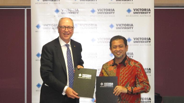 Professor Peter Dawkins AO, VU Vice-Chancellor and President and Mr Hadi Mulyadi, Vice Governor of East Kalimantan