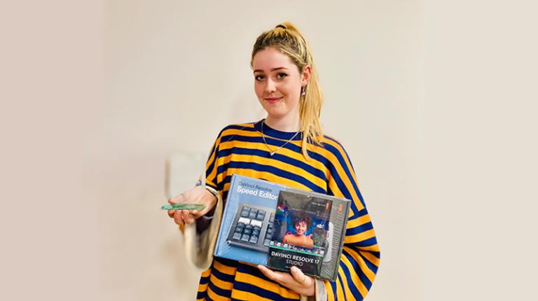 Rising Sun 2021 winner, Ruby Taylor, hold her trophy and prize.