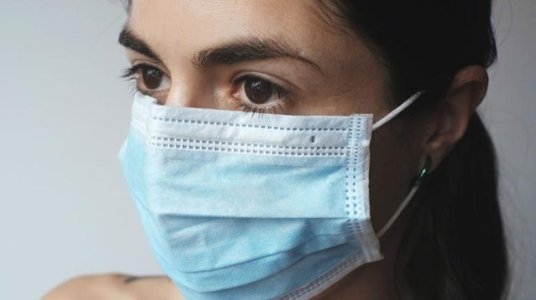 Woman wearing a surgical maks