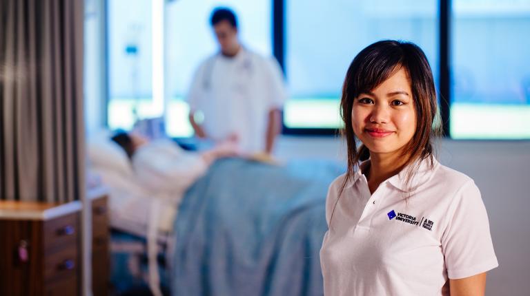  A VU nursing student working in a hospital.