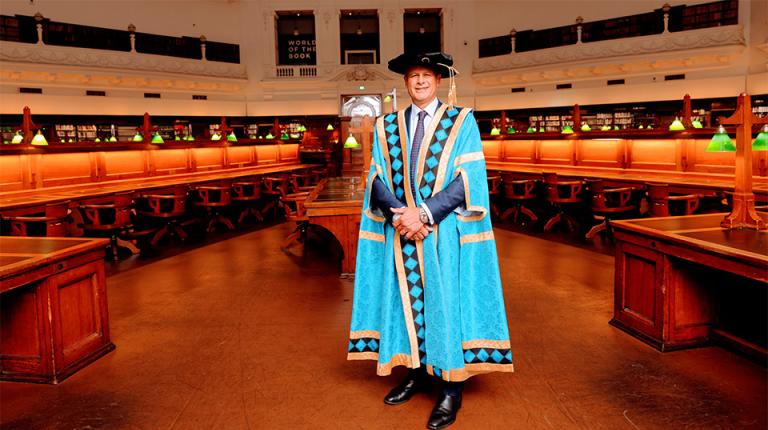  Chancellor Steve Bracks, posing in his robes.