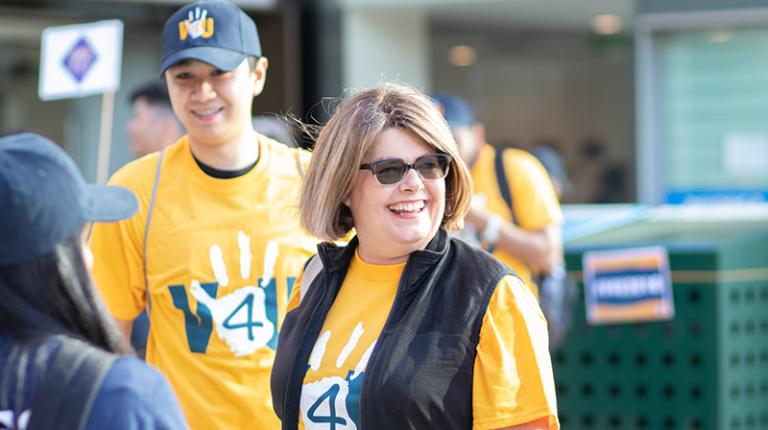 A VU alumna participates in the annual V4U volunteering day.