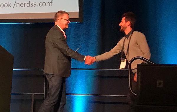 Ghaith Zakaria (R) accepts the 2018 HERSDA award