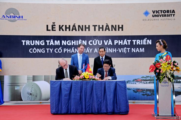 Prof Warren Payne, PVC Research at VU, and Mr Han Vinh Quang, Chairman, An Binh Vietnam Paper Corporation, signing the MoU witnessed by VU Prof Stephen Gray and Mr Nguyen Dinh Phuc, Deputy General Director of the An Binh Vietnam Paper Corporation.